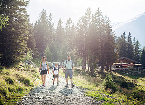 Wandern ist nur eine von vielen Möglichkeiten die Nationalparkregion zu entdecken. c NPHT Salzburg